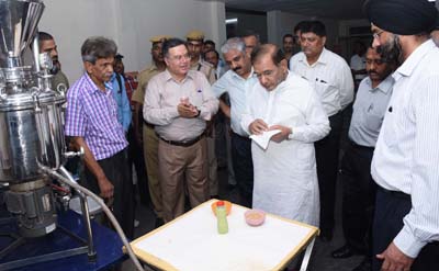 Sharad Yadav visits NSIC Incubation centre