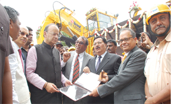 Jaitley visits Production Complexes of BEML
