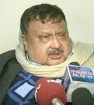 Ex-Chief Secretary of Jharkhand witnessed creeping court stairs