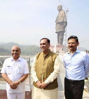 Gujarat CM, Vijay Rupani reviews the final touches of world\'s largest Statue Of Unity