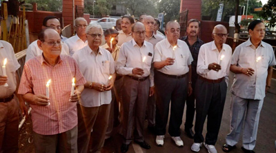 Retd police offrs. in MP take out candle march in memory of Martyr Hemant Karkare